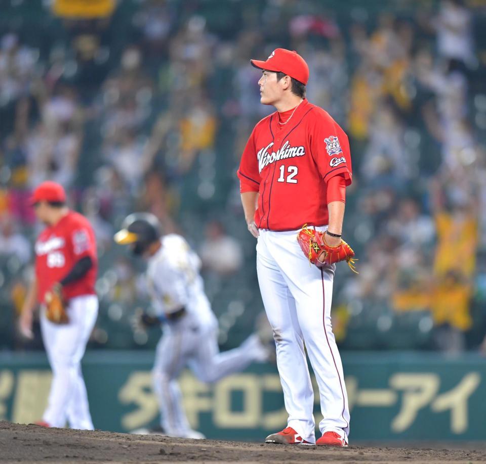 　５回、阪神・大山（中央）に２ランを浴びぼうぜんとする広島・九里亜蓮