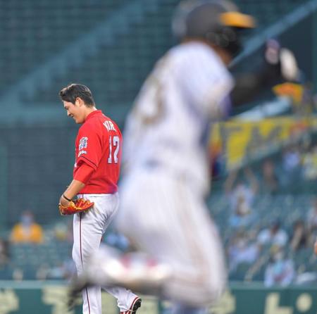 　３回、糸原（手前）に勝ち越し２ランを浴び、肩を落とす九里
