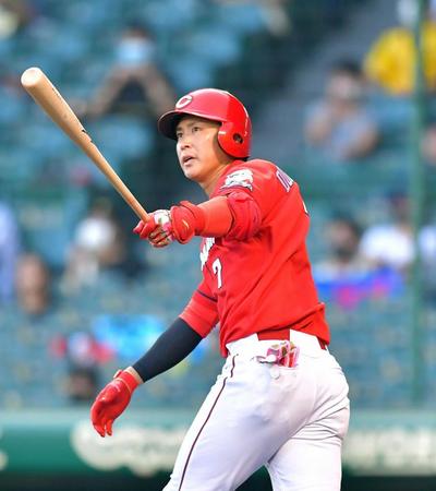 　１回、左翼へソロを放つ堂林（撮影・立川洋一郎）　