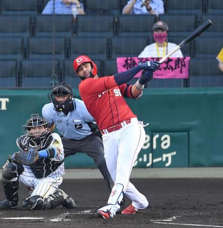 　２回、先制タイムリーを放つメヒア（撮影・飯室逸平）