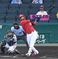 　２回、先制タイムリーを放つメヒア（撮影・飯室逸平）