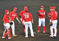 　９回、近本に同点適時打を打たれた菊池保（３９）のもとに集まる広島ナイン（撮影・立川洋一郎）