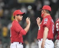 　阪神と引き分け、佐々岡監督（右）とエアタッチを交わす野村（撮影・高部洋祐）