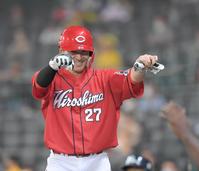 　９回、勝ち越し打を放った会沢は代走を送られ、笑顔でベンチに戻る（撮影・高部洋祐）