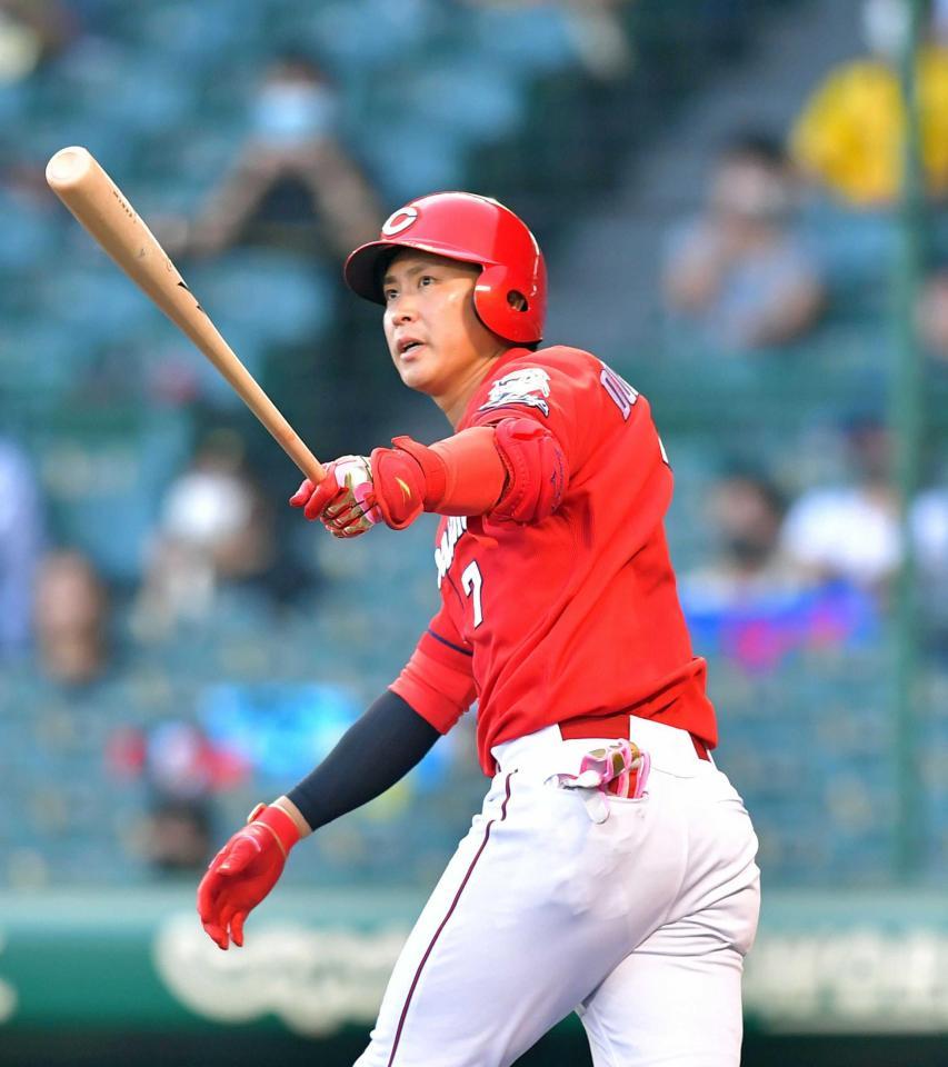 　１回、左翼へソロを放つ堂林（撮影・立川洋一郎）　