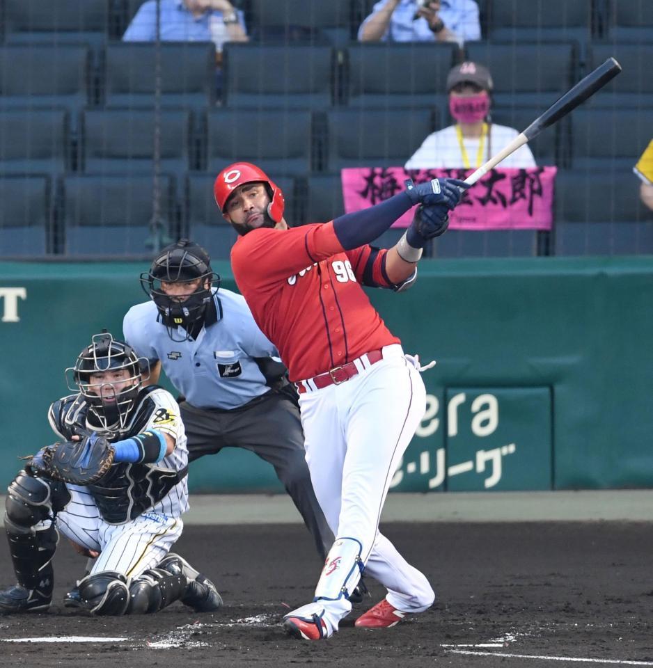 　２回、先制タイムリーを放つメヒア（撮影・飯室逸平）