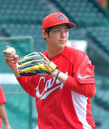 　ノックを受けて汗を流す森下（撮影・立川洋一郎）