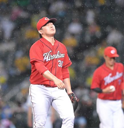 　同点打を許した９回を投げ終え、悔しそうにベンチに戻る菊池保（撮影・高部洋祐）