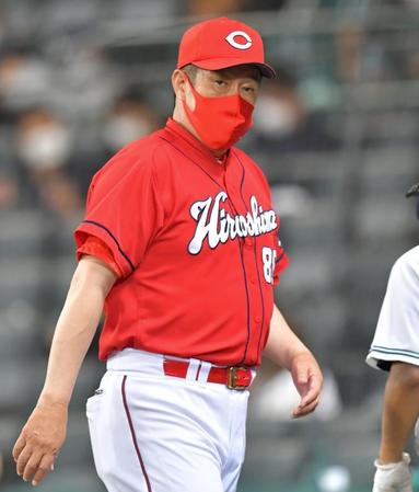 　球審に選手交代を告げベンチへ戻る佐々岡監督（撮影・立川洋一郎）