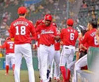 ６回、逆転満塁本塁打を放ち森下（１８）らに笑顔を見せる広ピレラ（中央）（撮影・立川洋一郎）