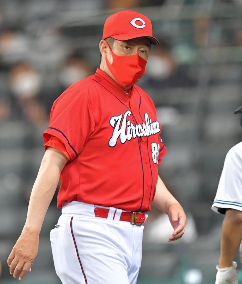 　球審に選手交代を告げベンチへ戻る佐々岡監督（撮影・立川洋一郎）