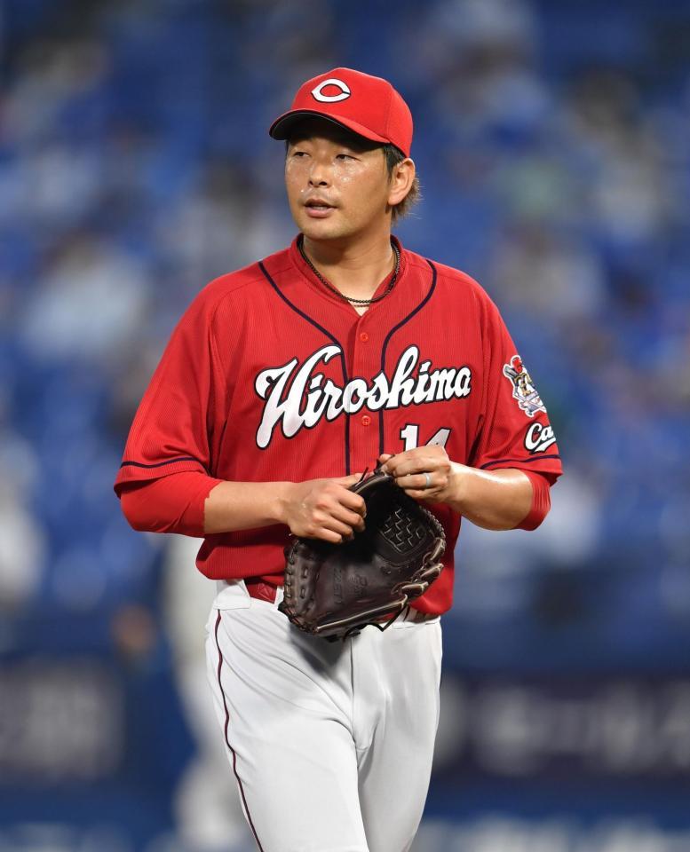 　２回を終えてベンチへ引き揚げる大瀬良（撮影・西岡正）