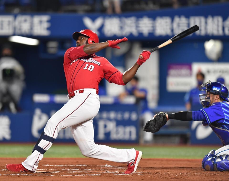 　６回、左越え２ランを放つピレラ＝横浜スタジアム（撮影・西岡正）