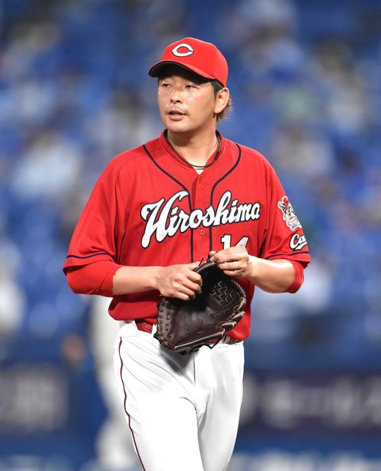 　２回を終えてベンチへ引き揚げる大瀬良（撮影・西岡正）