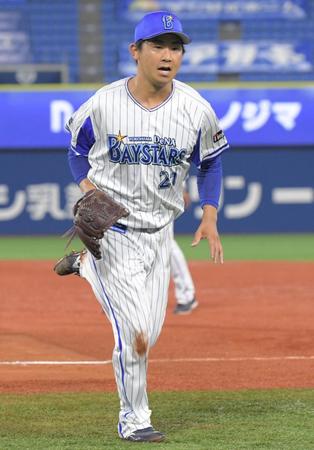 　４回、一塁カバーに入り悪送球を追う今永（撮影・堀内翔）