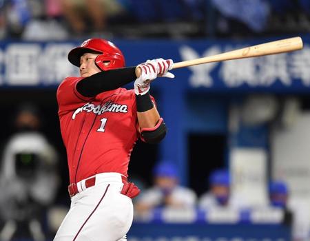 　４回、右翼線二塁打を放つ鈴木誠（撮影・西岡正）