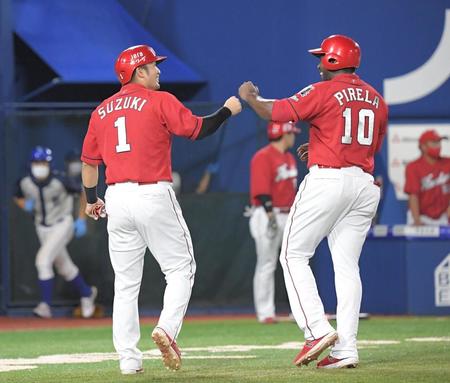 　４回、生還してタッチを交わす鈴木誠（左）とピレラ（撮影・堀内翔）