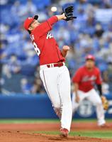 　１回、宮崎の投手返しを受ける床田。中前適時打となり２点目を失う（撮影・西岡正）