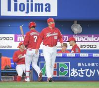 　７回、投手交代を告げにベンチを出る佐々岡監督（撮影・堀内翔）