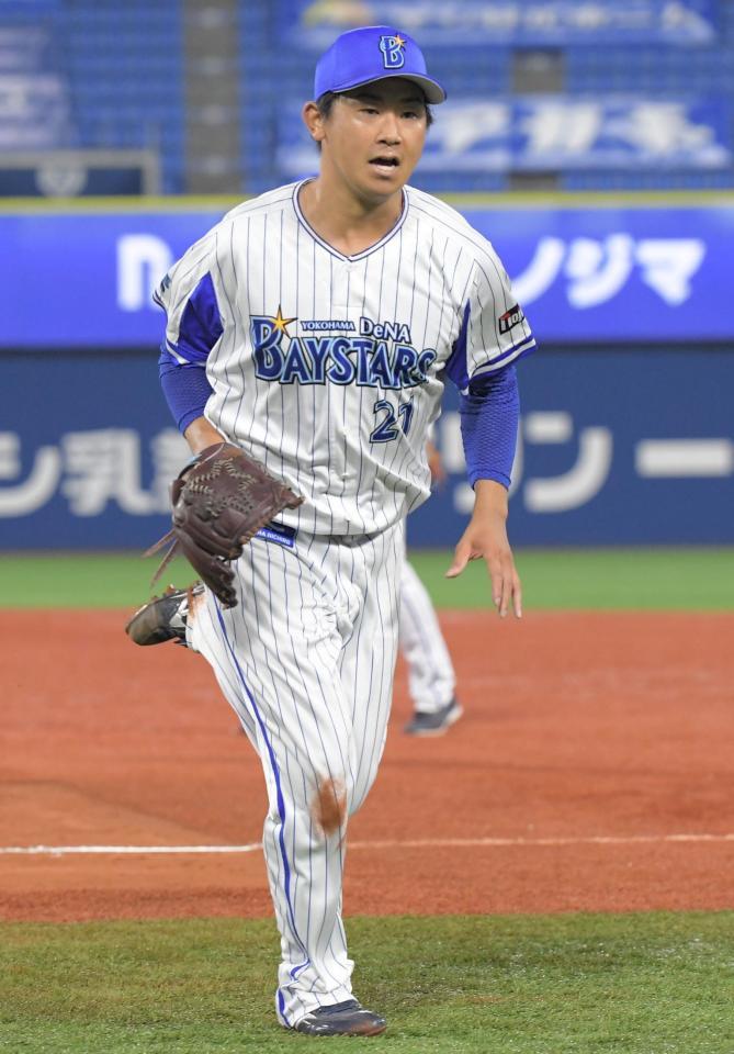 　４回、一塁カバーに入り悪送球を追う今永（撮影・堀内翔）