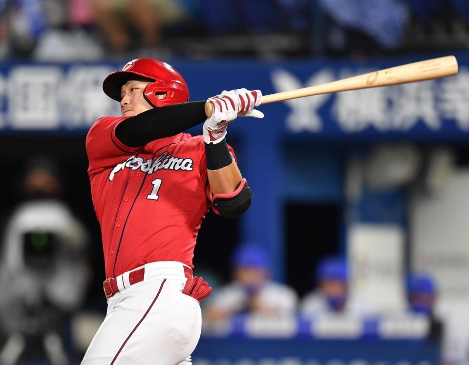 　４回、右翼線二塁打を放つ鈴木誠（撮影・西岡正）