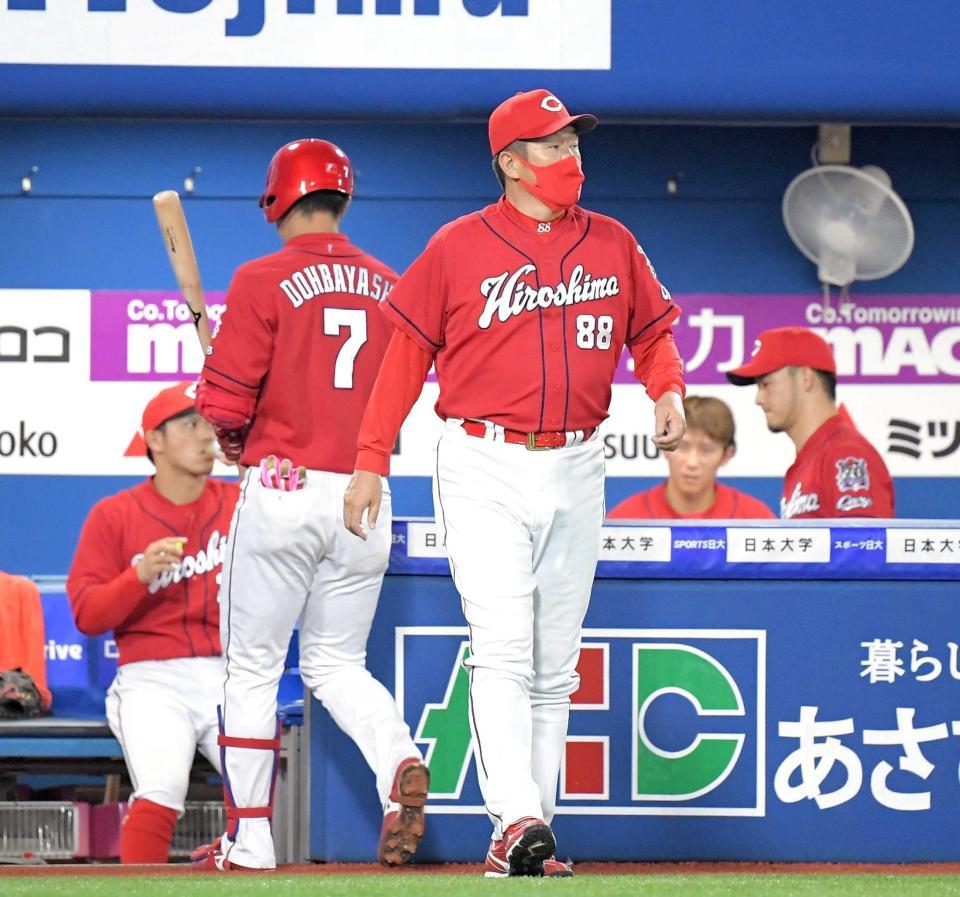 　７回、投手交代を告げにベンチを出る佐々岡監督