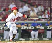 ７回、右前へ勝ち越し適時打を放つ広島・会沢＝マツダスタジアム（撮影・立川洋一郎）