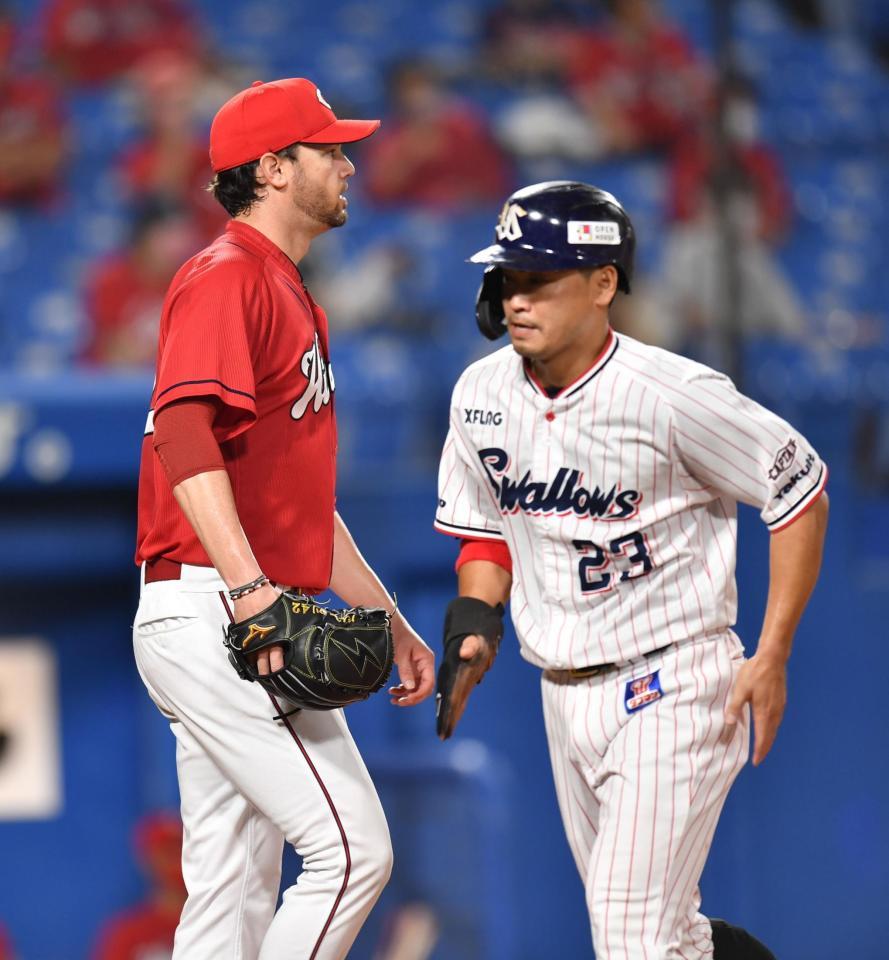 ３回、適時打を浴び、４点目を失った広島Ｋ・ジョンソン（左）＝神宮球場（撮影・西岡正）