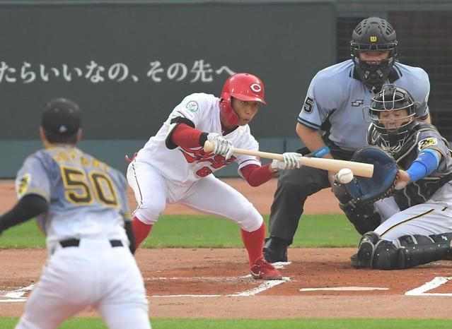 広島・羽月 プロ初安打＆初打点 一塁側に絶妙なバント安打…好守も披露