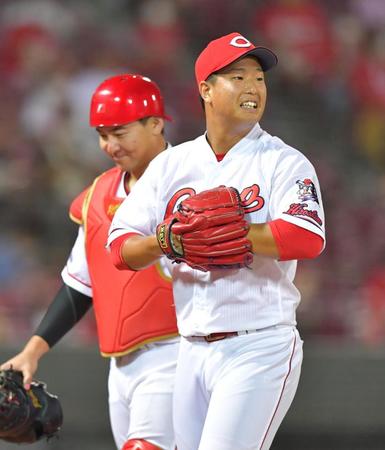 　８回、１イニングを無失点の広島・塹江（右）＝マツダスタジアム（撮影・立川洋一郎）