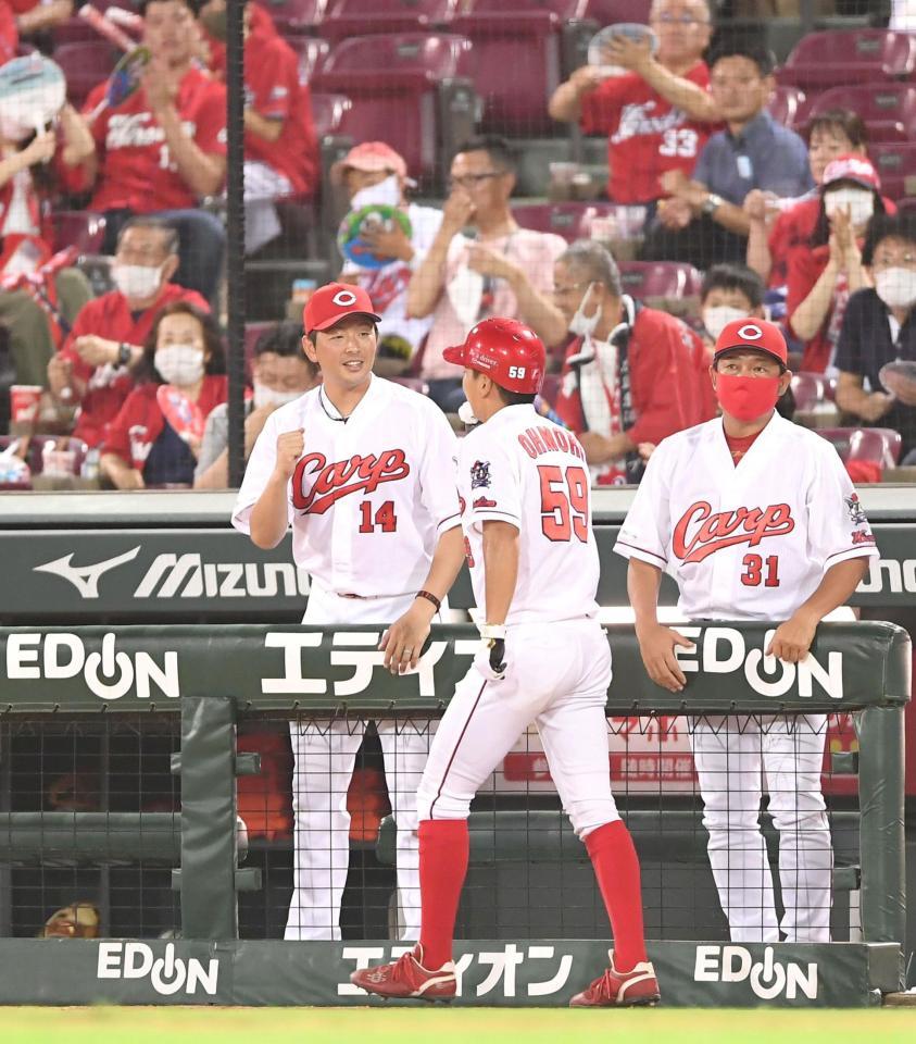 　７回、坂倉の適時打で勝ち越しホームの大盛（５９）を迎える広島・大瀬良（中央左）＝マツダスタジアム（撮影・北村雅宏）