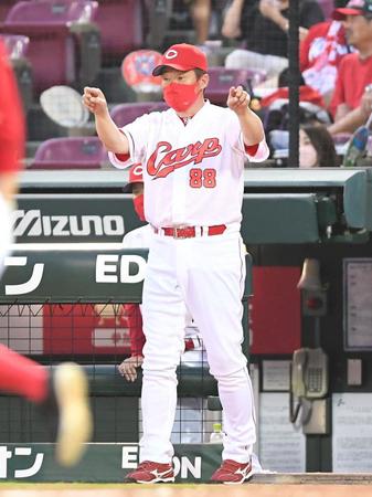 　ベンチを出てリクエストする広島・佐々岡真司監督