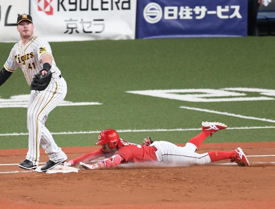 　５回　先頭の菊池涼は懸命のヘッドスライディングで内野安打とするが…＝京セラドーム大阪（撮影・山口登）