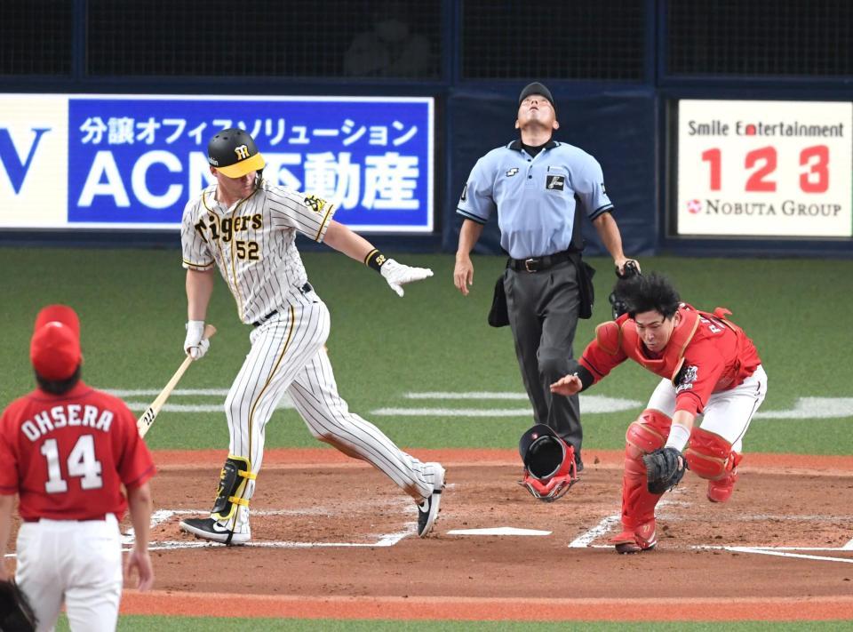 　３回、フライを打ち上げたサンズ、打球を追う広島・会沢は接触し転倒する＝京セラドーム大阪（撮影・山口登）