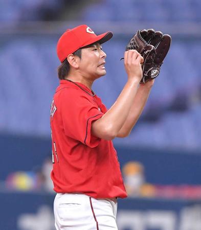 　５回、大山に死球を与え、悔しそうな表情の大瀬良（撮影・高部洋祐）