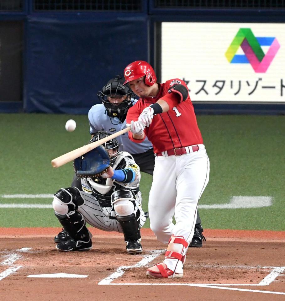 　２回、鈴木誠は左中間にソロを放つ（捕手・梅野）＝撮影・山口登