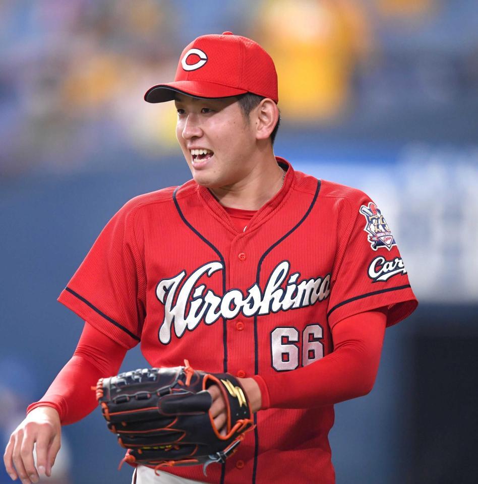 ６回、充実の表情でベンチへ戻る遠藤（撮影・飯室逸平）