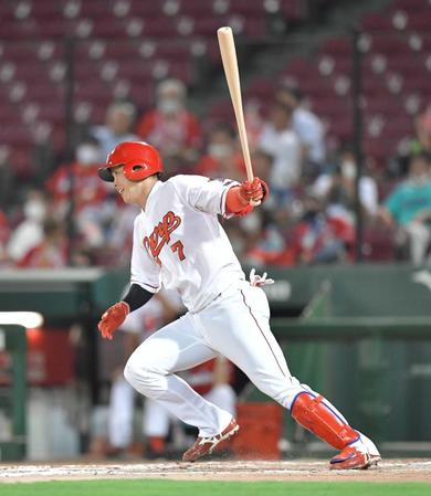 　７回、中前へ２点適時打を放つ堂林（撮影・立川洋一郎）