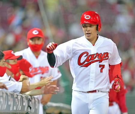 ６回、ソロを放ちナインの出迎えを受ける堂林（撮影・立川洋一郎）