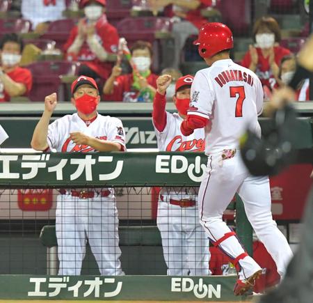 ５回、ソロを放った広島・堂林（右）を迎える佐々岡監督（左）＝マツダスタジアム（撮影・立川洋一郎）