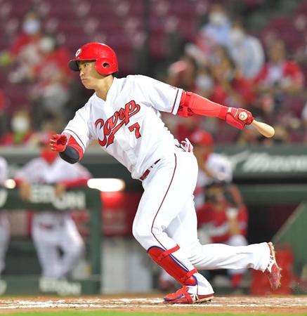 ７回、左前打を放つ広島・堂林＝マツダスタジアム（撮影・立川洋一郎）