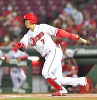 ７回、左前打を放つ広島・堂林＝マツダスタジアム（撮影・立川洋一郎）