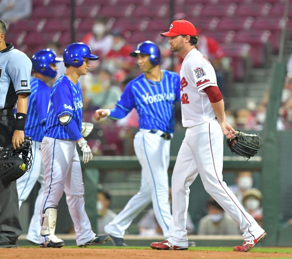 ４回、ＤｅＮＡ・嶺井に２点適時打を打たれ先制を許した広島のＫ・ジョンソン（右）＝マツダスタジアム（撮影・立川洋一郎）