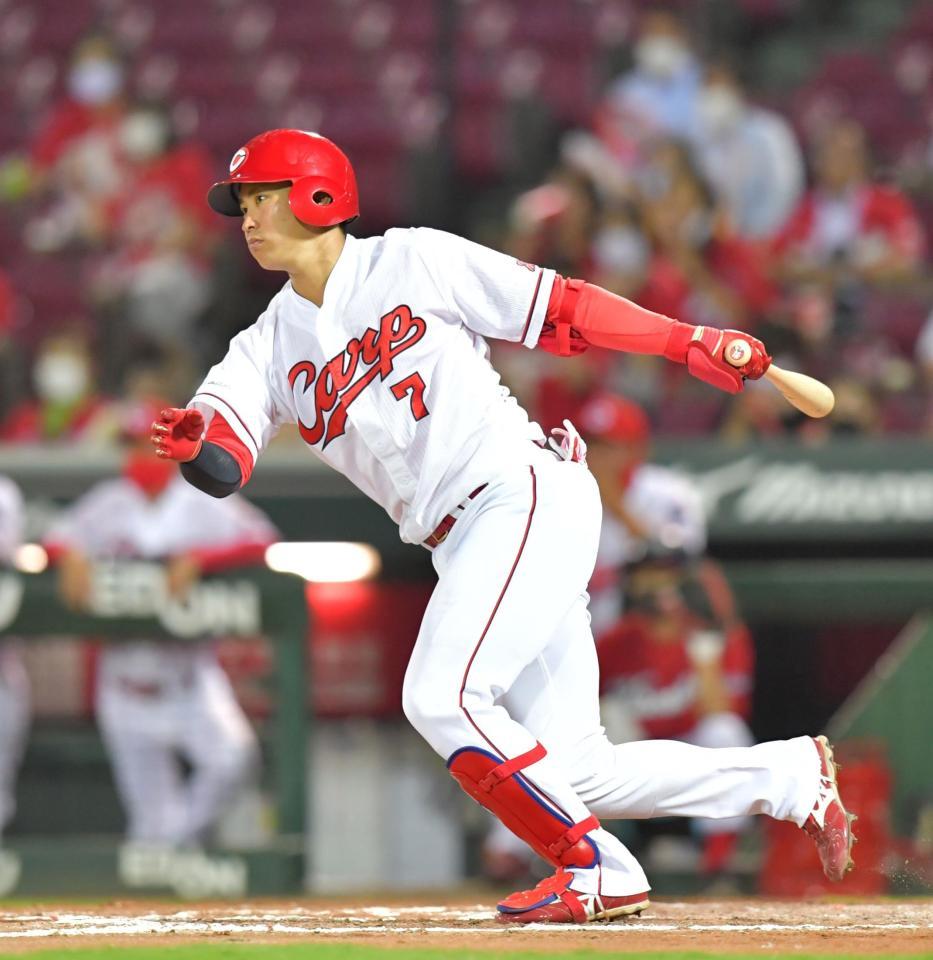 ７回、左前打を放つ広島・堂林＝マツダスタジアム（撮影・立川洋一郎）