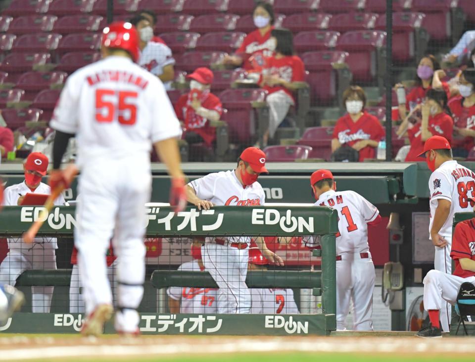 ベンチから引き揚げる広島・佐々岡監督（中央）＝マツダスタジアム（撮影・立川洋一郎）