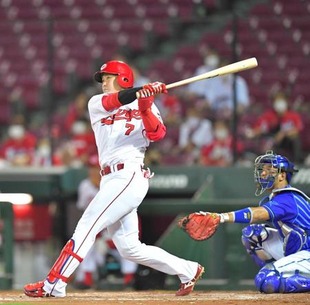 　５回、左翼へ１０号ソロを放つ堂林（撮影・立川洋一郎）