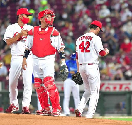 　６回途中で降板するＫ・ジョンソン（右）。中央は捕手・石原慶（撮影・立川洋一郎）