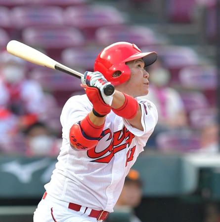 １回裏広島２死二、三塁、右翼スタンドへ３ランを放つ広島・坂倉将吾＝マツダスタジアム（撮影・立川洋一郎）