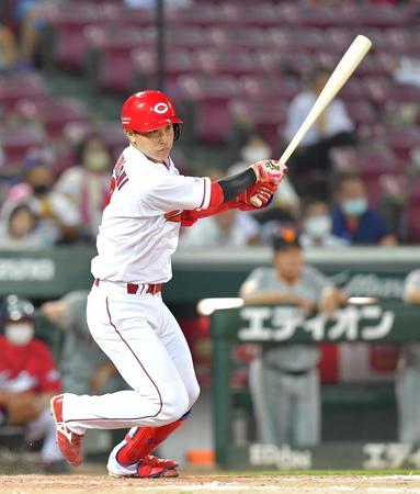 ５回裏広島２死二塁、右前へ適時二塁打を放つ広島・堂林翔太＝マツダスタジアム（撮影・立川洋一郎）