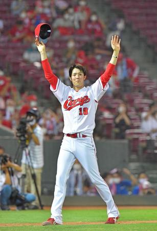 ８回１失点で５勝目を挙げ、スタンドのファンに手を振る広島・森下暢仁＝マツダスタジアム（撮影・立川洋一郎）